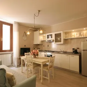 Appartamento Violetta Maison, elegante e romantica a Salo’, Salò